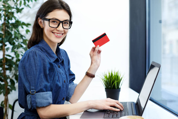 mulher elegante segurando cartão de crédito
 - Foto, Imagem