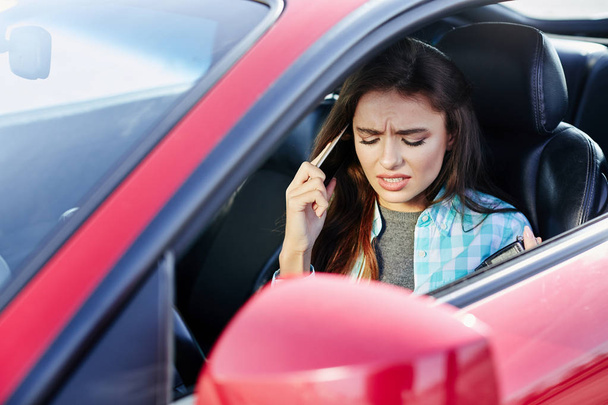 woman with mobile phone driving car  - Foto, Imagen