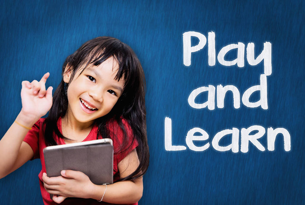 Dziecko gospodarstwa tablet dla koncepcji Play and Learn - Zdjęcie, obraz