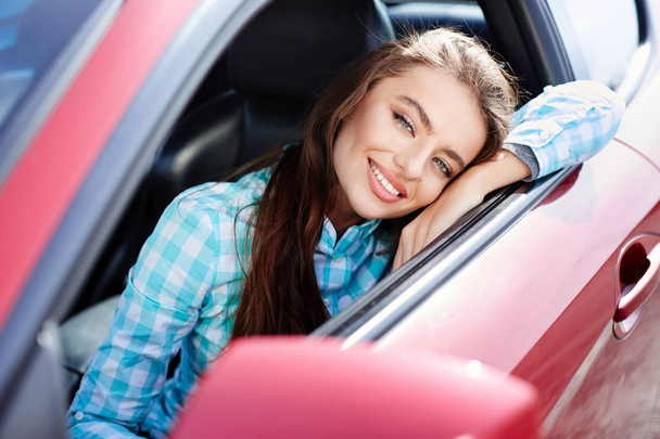 woman sitting inside red car  - Zdjęcie, obraz