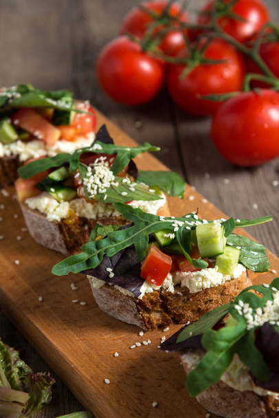 Bruschette with fresh tomato and melted cheese, Italian Finger Food - Fotoğraf, Görsel