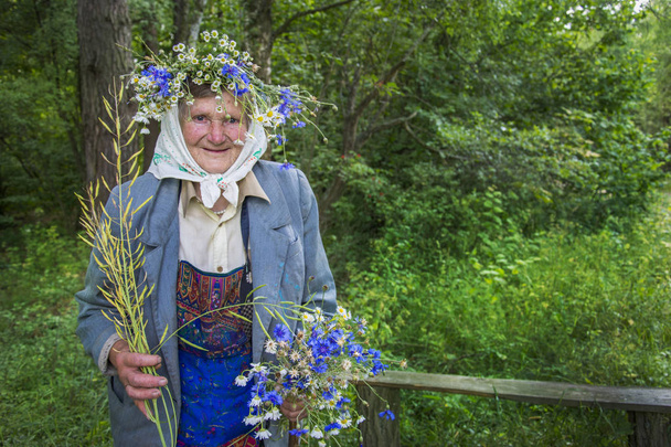 En été, dans les bois, il y a une vieille grand-mère dans une couronne
 - Photo, image