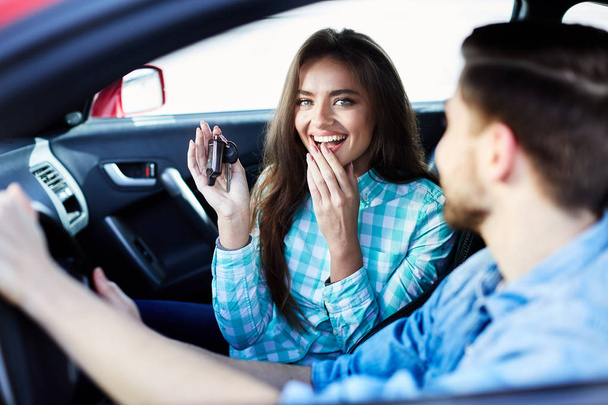 woman with man sitting in new automobile  - Foto, Imagem