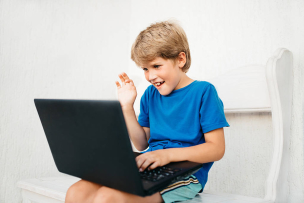Хлопчик спілкується через ноутбук
 - Фото, зображення