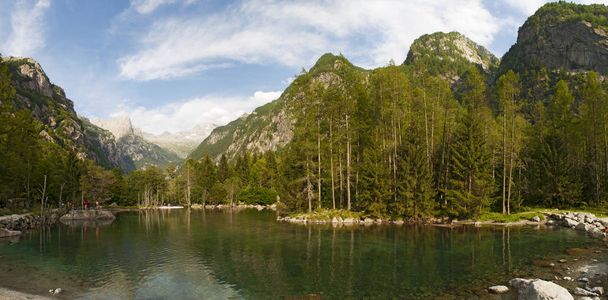 Itálie: pohled na alpské jezero v údolí Mello, Val di Mello, zelené údolí obklopeném žulových hor a lesních stromů, přejmenována na italské Yosemity milovníci přírody - Fotografie, Obrázek