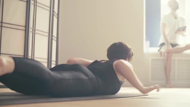 Genç bir kadın Yoga-asanas gerçekleştirme - Video, Çekim