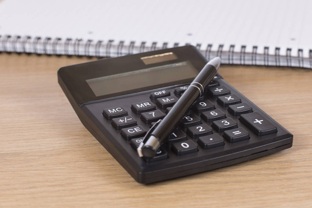 Kalkulator z piórem na biurko - Zdjęcie, obraz