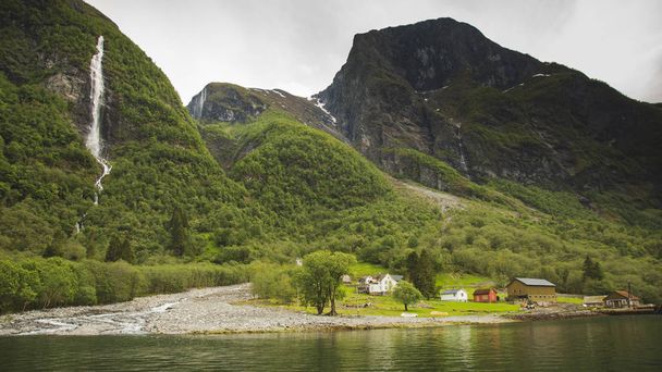 Norwegian landscape with waterfalls. Green mountains in Scandinavia. Waterfalls - Foto, imagen