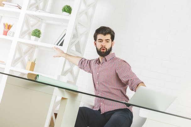 Young businessman in office  - Foto, immagini