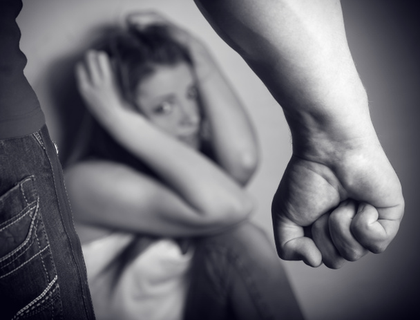 家庭内暴力の被害者  - 写真・画像