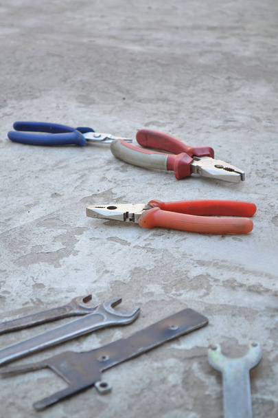 Diferentes herramientas para la reparación de maquinaria
 - Foto, imagen