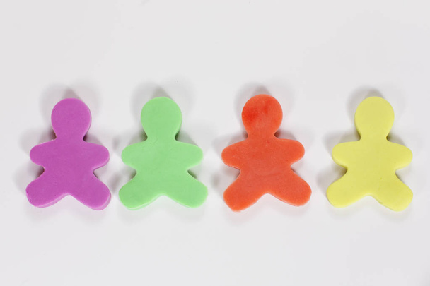 Fila de coloridas decoraciones de figuras de plástico
 - Foto, Imagen