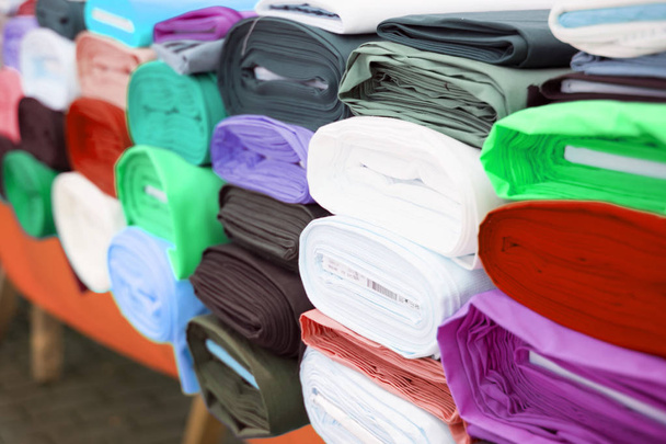  rouleaux de tissu colorés sur le marché textile  - - Photo, image