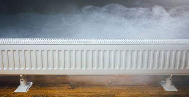 radiador de calefacción con vapor caliente
 - Foto, Imagen