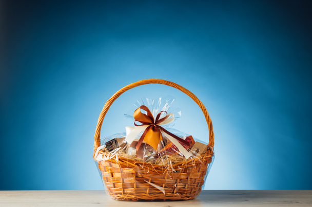 gift basket on blue background - Φωτογραφία, εικόνα