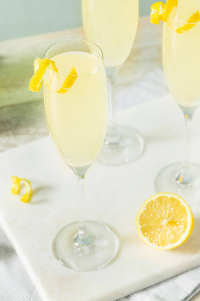 Dronken Bubbly citroen Frans 75 Cocktail - Foto, afbeelding
