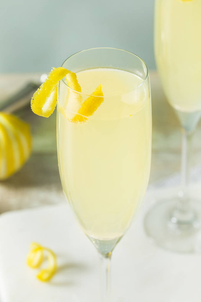 Boozy Bubbly Lemon French 75 Cocktail - Foto, afbeelding