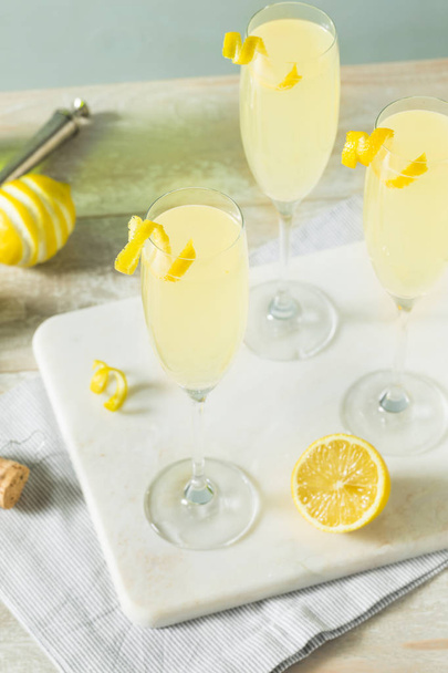 Boozy Bubbly Lemon French 75 Cocktail - Foto, imagen