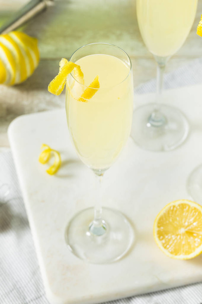 Boozy Bubbly Lemon French 75 Cocktail - Zdjęcie, obraz
