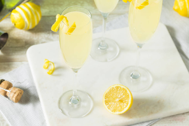 Boozy Bubbly Lemon French 75 Cocktail - Foto, afbeelding