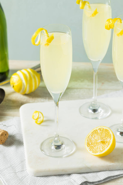 Boozy Bubbly Lemon French 75 Cocktail - Фото, изображение