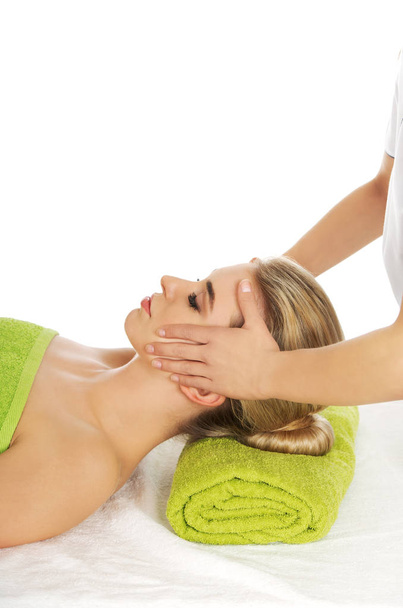 Jovem mulher tem massagem facial
. - Foto, Imagem