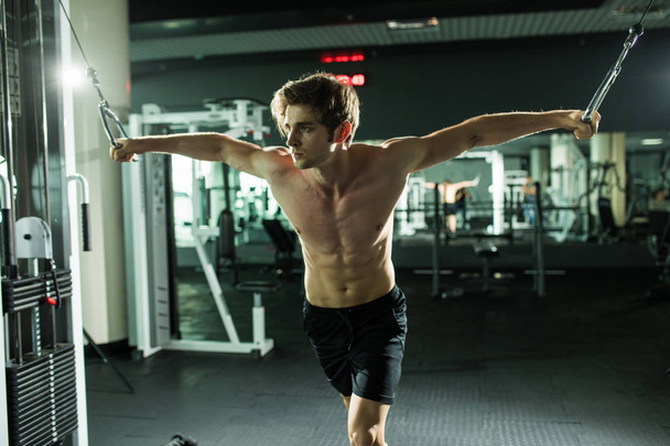 Uomo muscolare sollevamento pesi nel centro fitness palestra
 - Foto, immagini