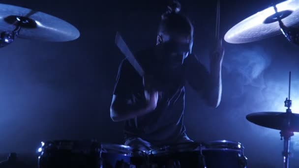 De drummer speelt de trommel die is ingesteld in het werkgebied. Schot in een slowmotion. Videoclip punk, heavy metal of rockgroep. - Video