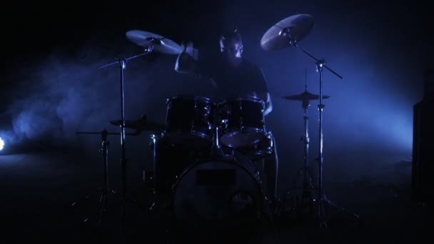 Imágenes dinámicas con un baterista masculino tocando un tambor. Un disparo de un video musical de rock, pop, heavy metal, banda punk
. - Metraje, vídeo