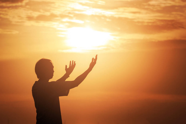 Mãos humanas abrem palma acima adoração. Eucaristia Terapia Abençoado Deus Ajudando Arrepender Católica Páscoa Quaresma Mente Orar. Concepção cristã. luta e vitória para Deus
 - Foto, Imagem