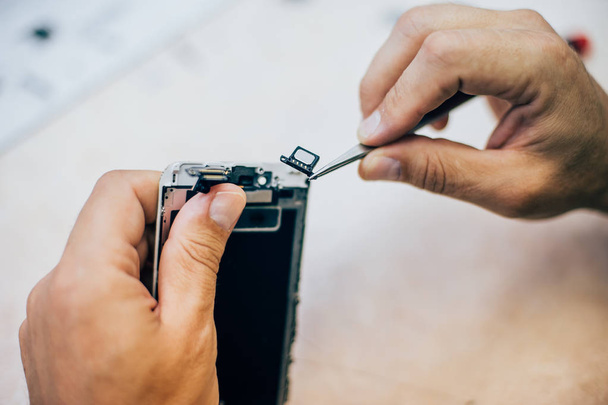 Technician repair faulty mobile phone in electronic smartphone t - Φωτογραφία, εικόνα