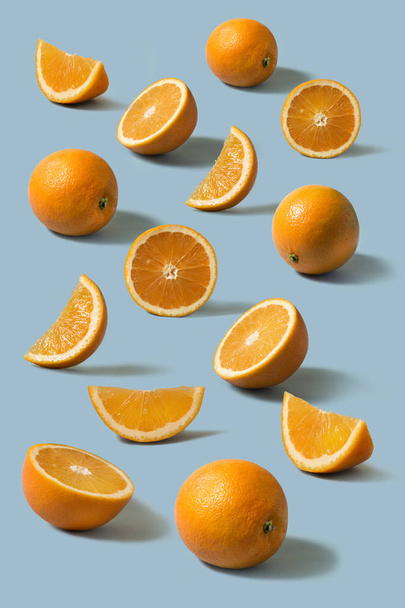 świeże pomarańcze całe i krojone - Zdjęcie, obraz