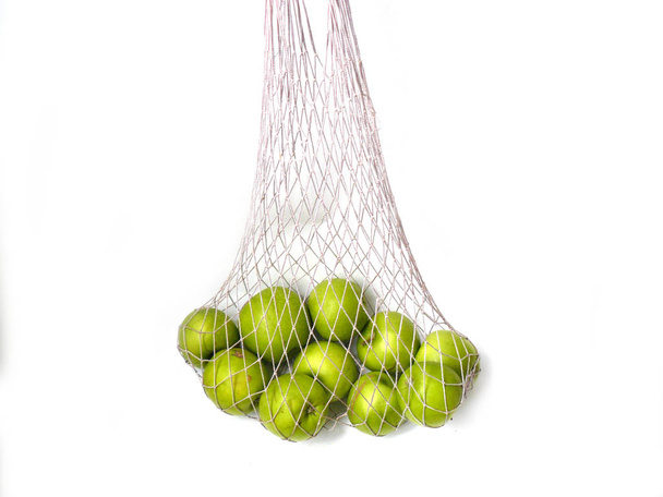 sac en mesh gris sur fond blanc. Sac de marché, pomme dans le sac de maille - Image stock
 - Photo, image