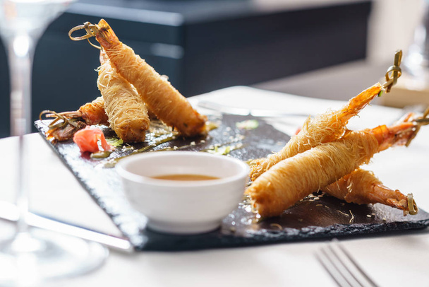 fried shrimps with sauce - Φωτογραφία, εικόνα