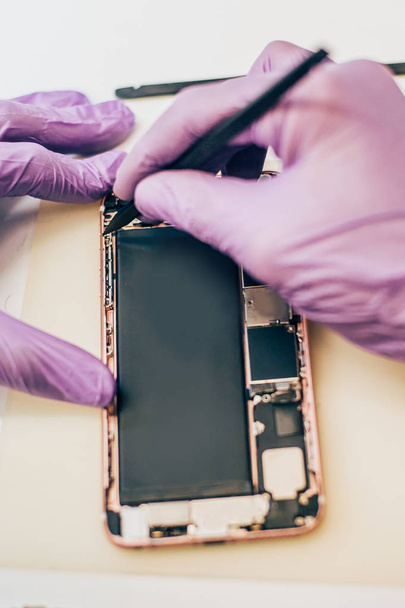 Technician repair faulty mobile phone in electronic smartphone t - Fotoğraf, Görsel