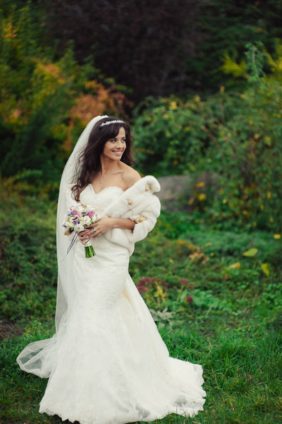 Όμορφη μελαχρινή νύφη σε έναν περίπατο στο πάρκο φθινόπωρο - Φωτογραφία, εικόνα