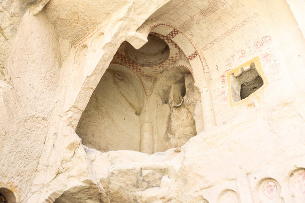 Tuhoutunut muinaisen luolan kirkko Cappadociassa, Turkissa
 - Valokuva, kuva