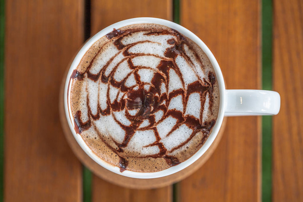 Горячий кофе в белой чашке - Фото, изображение