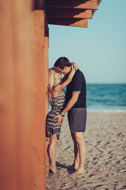junges verliebtes Paar spaziert am Strand - Foto, Bild