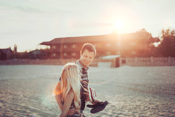 giovane coppia innamorata passeggiando sulla spiaggia - Foto, immagini