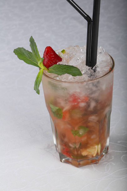 Mojito aux fraises en verre
 - Photo, image