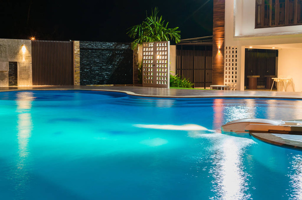 Плавальний басейн у розкоші Кариби тропічних курортний готель вночі, г - Фото, зображення