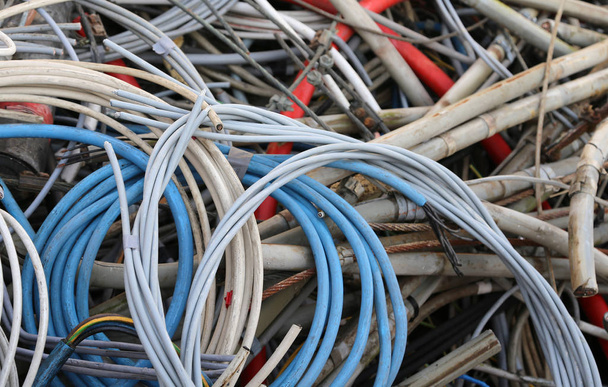 koperen kabels met kunststof isolatie in de dump van vervuilende een - Foto, afbeelding