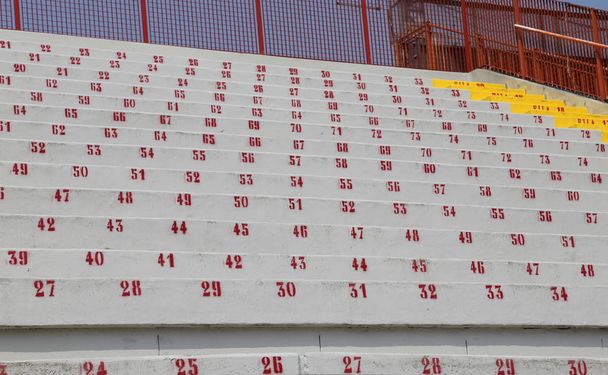 wiele numerów na trybunach stadionu, aby wskazać miejsce, nawet - Zdjęcie, obraz