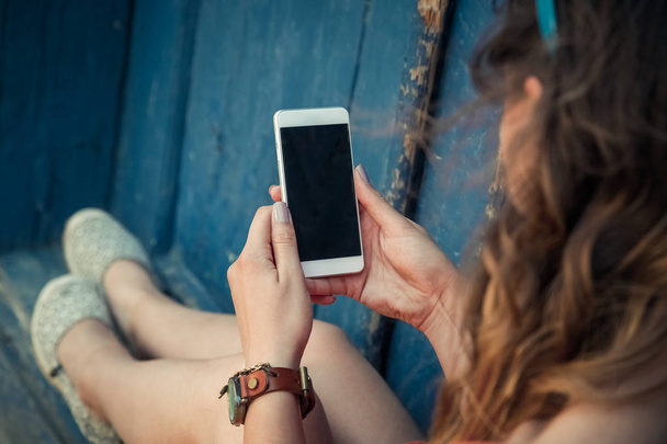 junge modische Frau nutzt Smartphone im Freien - Foto, Bild