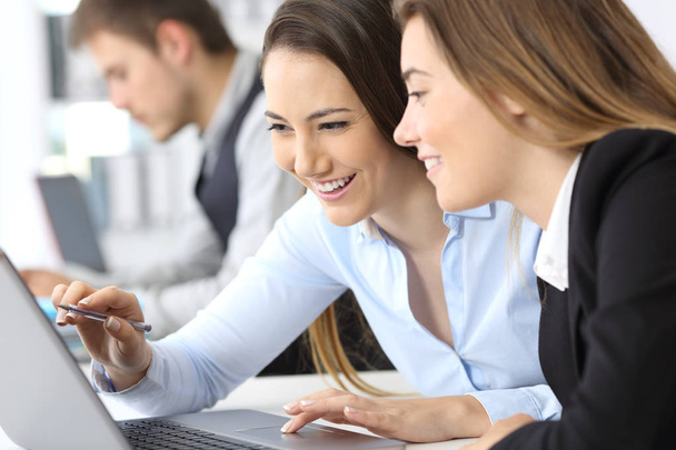 Businesswomen working together with a laptop - Φωτογραφία, εικόνα