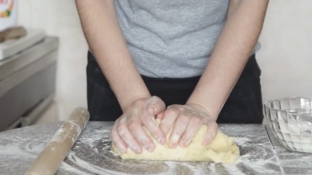 Пекарь месит тесто в муке на столе
 - Кадры, видео