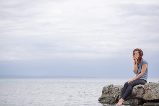 Kadın yalnız ve depresyonda, deniz - Fotoğraf, Görsel