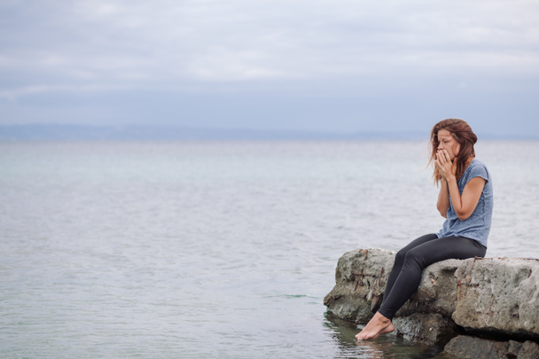 Mujer sola y deprimida a orillas del mar
 - Foto, Imagen