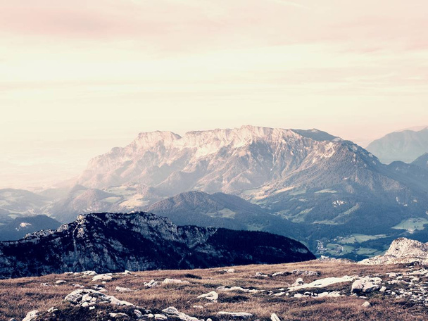 Ostre szczyty Alp, skały, bez ludzi. Widok na alpejskie skały nad głębokim vallyes daleko horyzont - Zdjęcie, obraz